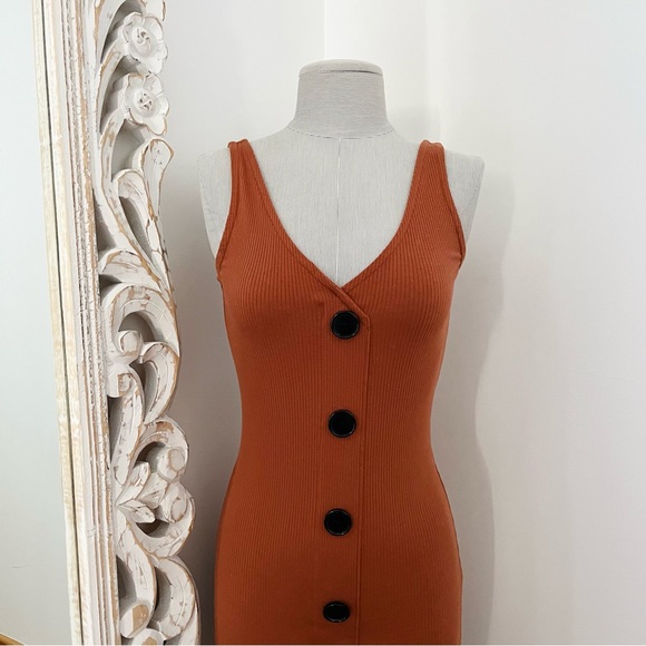 Buttoned Midi Dress - Picture 3 of 8